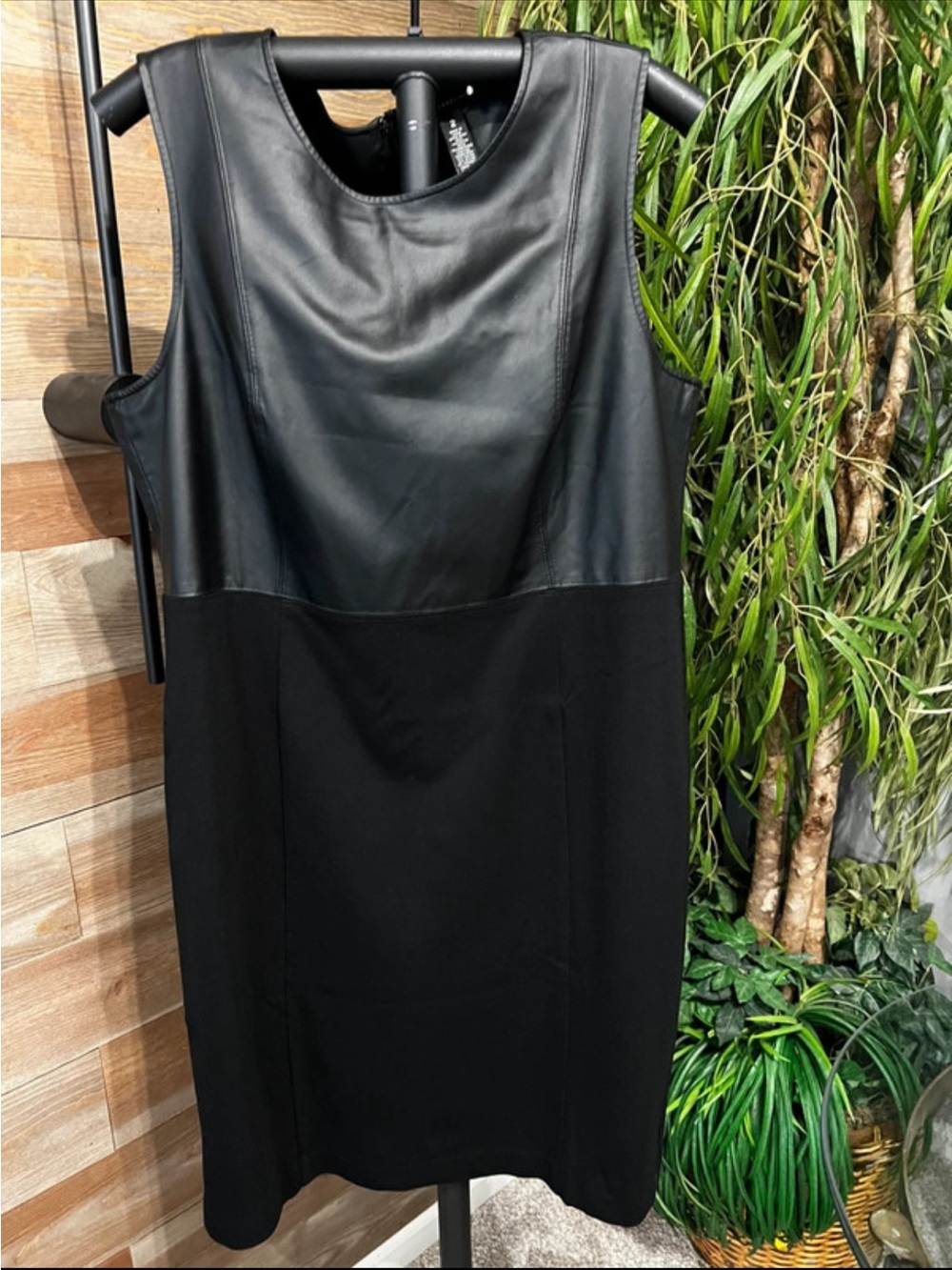 Chico’s Black Label sleeveless shift dress in black. L